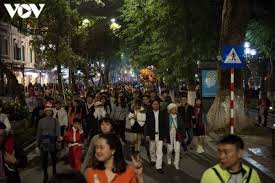 Đây là lần đầu tiên trong lịch sử, màn bắn pháo hoa đón chào năm mới ở thành phố sydney vắng bóng khách tham quan. Rnad6anbduqkrm