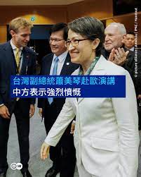 台灣副總統蕭美琴週五（11月7日）現身比利時布魯塞爾的歐洲議會大樓，在「對華政策跨國議會聯盟」（IPAC）峰會上發表英語演說。她以「台灣：動盪世界中的可信賴夥伴」為題，強調台海和平穩定對全球穩定及經濟發展至關重要。  「對華政策跨國議會聯盟」在其