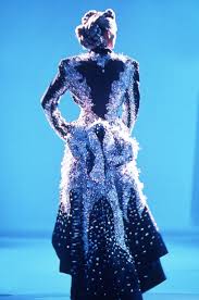 Thierry mugler alien eau extraordinaire. Thierry Mugler Haute Couture Potryasayushij Terri Myugler 3 Modnye Stili Ot Kutyur Vysokaya Moda