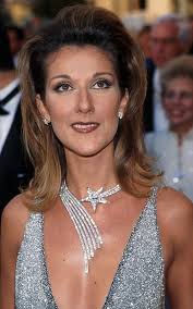 Céline Dion en Celine par Michael Kors aux Oscars 1998. Elle portait  également une réplique du collier (fictif) "Cœur de l'océan" du Titanic par  Asprey & Garrard. Le collier comportait un saphir