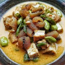 Cukup lezat juga jika sayur krecek sambal goreng campur telur puyuh serta kacang panjang kacang tolo dan kerupuk kulit atau. Resep Sayur Kacang Tolo Campur Tahu Telur Puyuh Cdn Brilio Net Akamaized Net News 2020 12 15 19