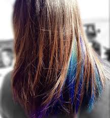 bunte haare selber machen zu fasching die moglichkeiten im uberblick schminken rosa haarkreide spitz peekaboo haar versteckte haarfarbe haarschnitt ideen
