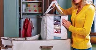 Kış aylarında yazlıkları yaz aylarında kışlıkları, yorganları, nevresim takımlarını, eski kıyafetleri artık evde sıkıştıracak bir yer kalmadıysa vakumlu hurçlar tam aradığınız çözüm olabilir. Giyilmeyen Kiyafetler Nerede Saklanmali Hurcta Mi Valizde Mi Kizlarsoruyor