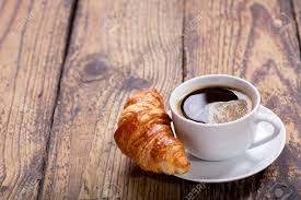 Tasse De Café Avec Croissant Sur Table En Bois Banque D'Images Et Photos  Libres De Droits. Image 59261852.