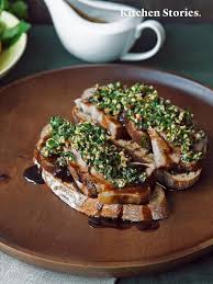Geschmorter Schweinenacken Auf Brot Mit Haselnuss Gremolata Rezept Mit Video Kitchen Stories Rezept Schweinenacken Toast Rezepte Hauptgericht