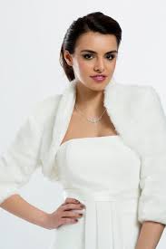 Os mostramos 8 propuestas de boleros para novias pronovias 2011 para que podáis ver como pueden quedar con vuestro vestido de novia. Bolero De Novia Londres Bolero De Novia Invernal Con Manga Tres Cuartos En Piel Sintetica Preciosa Chaqueta De No Bridal Jacket Wedding Jacket Bridal Bolero