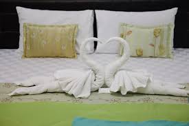 Like the hand towel, fold the towel into thirds. ÙˆÙØ±Ø© Ø¨ÙˆØ¸Ø© Ù…Ø¯Ø±Ø¨ How To Fold A Towel Into A Swan Loudounhorseassociation Org