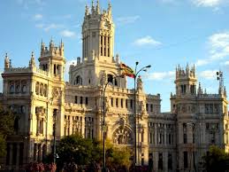 Кралският дворец на мадрид (palacio real de madrid), или известният още като дворец на ориента (palacio de oriente), е официалната резиденция на краля на испания в мадрид и се използва за държавни церемонии. Stolica Ispanii Madrid Dostoprimechatelnosti