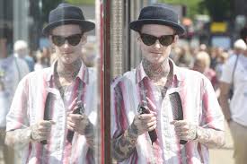 Kind-hearted barber walks the streets to give homeless people free haircuts