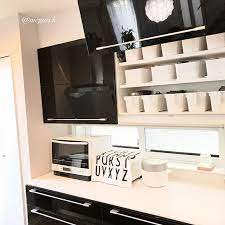 もっと便利な使い方があります キッチン 吊り戸棚 の収納アイデアを大公開 folk 吊り戸棚 収納 アイデア 吊り戸棚 キッチン