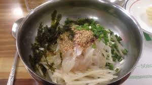 Fresh fish, garlic, gochujang, green chili pepper, hot pepper flakes, kosher salt, lettuce, onion, sesame seeds, sugar, thin noodles, toasted sesame oil, tomato, vinegar, water. Antaranews Kuliner Korea Mulhoe Youtube