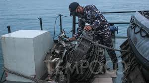 Black box yang kedua disebut fdr ataupun flight data recorder, fdr ini mencatat berbagai parameter yang terkait dengan operasi dan karakteristik pesawat seperti data dari sejumlah sensor. 8ieebvvri8ybgm