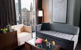 Redesigned hotel rooms and suites are an introduction to new york living, inspired by chic penthouses, filled with elements inspired by nyc history and overlooking central park or the city. Nyc Hotel Suites With In Room Jacuzzis Kimpton Hotel Eventi