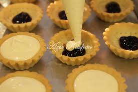 Resepi shell tart, 125 g majerin/butter, 150 g gula kastor, 1 biji telur saiz b, 400 g tepung gandum, 1 sudu kecil esen vanilla, filling cheese, 500 g cream cheese dari peti sejuk, 100 g gula kastor, 6 sudu besar telur yang telah dipukul sebati, 2 sudu besar butter. Blueberries Cheese Tart Nana Azie Kitchen