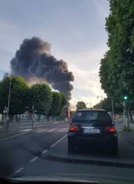 Une quarantaine de sapeurs pompiers sont sur place aidés. Essonne Violent Incendie A Longjumeau