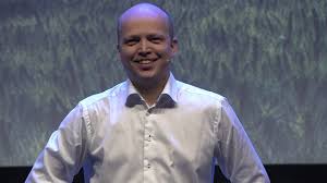 Trygve slagsvold vedum senterpartiet sier «ja» til reell klimaomstilling som kutter utslipp og «nei» til avgifter som straffer vanlige folk uten å ha klimaeffekt. Naer Folk I Hele Norge Trygve Slagsvold Vedum Landsmotetale 2019 Youtube