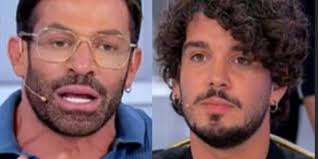 Anche io ho fatto dei piccoli ritocchini, ho fatto piccole cose, nonostante tutti pensino lo ha confessato gianni sperti, volto popolare della trasmissione uomini e donne. Uomini E Donne Gianni Sperti Ammette Si Mi Sono Rifatto