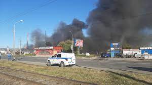 Угрозы жилым домам от пожара на азс в новосибирске нет, но, как передает собеседник агентства, огонь может охватить расположенный рядом склад. Efufjvobcqanfm