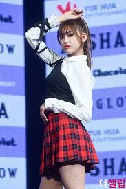 Everglow Aisha Debut Bon Bon Chocolat Showcase Kpop Girls Aisha Kpop Outfits