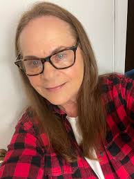 What are some options for an Airbnb or VRBO cabin with a lake and kayaks in  eastern or central Ohio?