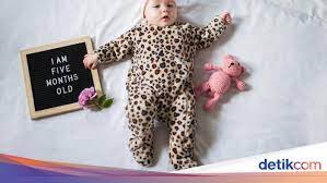 Satu bulan lagi si kecil akan mulai mengeksplorasi dunia dengan. Perkembangan Bayi 5 Bulan Sudah Bisa Apa Saja