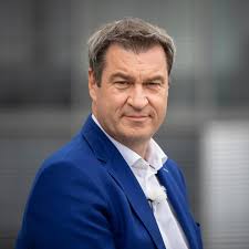 Söder als der unsterbliche highlander, der alle probleme löst und dem man nur beikommt, wenn man ihn enthauptet. Markus Soder Hundin Molly Ist Die Neue In Seiner Familie Gala De