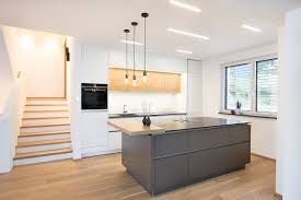 Eine kochinsel bietet zudem zusätzlichen stauraum und eine größere arbeitsfläche. Moderne Graue Kuche Mit Insel Laserer Kuchenstudio