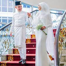 Kemeja tersebut biasanya berwarna hitam, putih atau. 21 Baju Pengantin Lelaki Menarik Tema Warna Khas Untuk Raja Sehari
