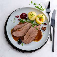 Rehkeule In Gluhweinfond Mit Backpflaumen Und Knodeln Rezept Kaufland