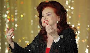 Stela a urmat studiile la bucureşti la academia de teatru şi film şi după absolvirea facultăţii de actorie a început să activeze pe scena teatrului din braşov. Ultima Fotografie Cu Stela Popescu Elle Ro