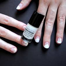 Son pinceau panoramique épouse parfaitement la forme de l'ongle pour une application ultra rapide. Vernis A Ongles Blanc Longue Tenue Camaleon Cosmetics