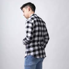 Model kemeja yang sering dikenal dengan model flanel ini belakangan sedang cukup terkenal. Kemeja Flanel Pria Lengan Panjang Motif Kotak 01 Hitam Putih Kemeja Panjang Elfs Shop