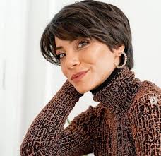 Maybe you would like to learn more about one of these? Carolina Carvalho Faz Corte De Cabelo Radical