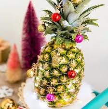 Built using a base of floral foam pieces, this festive centerpiece is made from fresh fruit, making it as tasty as it is beautiful. Pineapple Christmas Trees Are The Perfect Zero Waste And Budget Decoration Nest And Glow
