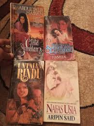 Apakah mereka bisa bertahan melwan badai yang hadir dalam kehidupan dan hubungan mereka? Novel Cinta Remaja Melayu Lama 1990 An Books Stationery Books On Carousell