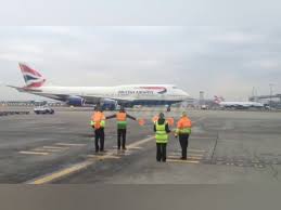 Pingin jadi tukang parkir pesawat ? Juru Parkir Pesawat Terbang Marshaller Airbus Youtube