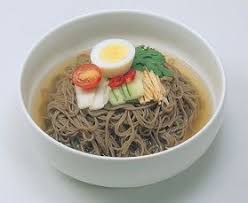 Bumbu bulgogi adalah campuran kecap asin dan gula ditambah rempah lain bergantung pada resep dan daerah di korea. Korean Food Mak Guksu Buckwheat Noodles In Chilled Broth Resep Masakan Korea Makanan Resep Masakan Asia