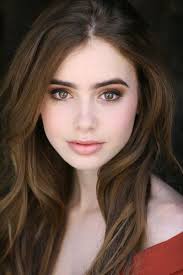 Kegemarannya dalam mengenakan pakaian tradisional dengan berbagai warna membuat dirinya dianggap sebagai ikon fashion. Wanita Wanita Tercantik Di Dunia Wanita Cantik Mata Yang Cantik Lily Collins