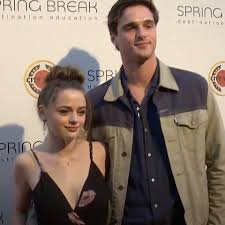 Shelly elle evans (joey king) and lee flynn (joel courtney) were born on the same time, same day in the same hospital in los angeles, california, and their respective mothers, sara (molly ringwald) and joni (chloe williams), were best friends.so understandably, elle and lee have been inseparable since childhood. The Cast Of The Kissing Booth Sequel The Kissing Booth 2 Cast Members