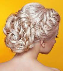 Lockere Flechtfrisur Mit Dutt Im Nacken Flechtfrisuren Mit Dutt Frisur Hochgesteckt Geflochtene Frisuren Hochsteckfrisuren Lange Haare