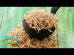 Crispy Fried Noodles Recipe Indian Style Crispy Fried Hakka Noodles At Home Chinese Fried Noodles In 2020 Noodle Recipes Fried Noodles Recipe Bean Salad Healthy