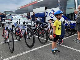 Il reste au portugal avec ses footeux, mais il ne vient pas chez nous, explique marc madiot dans les grandes gueules du. L Anecdote De L Ete Tony Gallopin Marc Madiot Et Des Minots Endurance Info