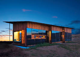 Suzman answered the minimalist architecture and interiors with a desert interpretation of a japanese garden, where meticulously raked gravel flows around large rocks and multiple varieties of agave and cactus. 10 Desert Houses That Make The Most Of Arid Landscapes