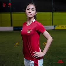 Jersey ini berwarna merah yang identik dengan indonesia, dan sedikit sentuhan putih. Jual Mills Timnas Indonesia Jersey Home Women Player Issue 22017gr Red Terbaru Juni 2021 Blibli