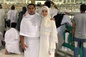 Nia ramadhani kembali menjadi sorotan publik usai mengunggah foto terbaru di akun instagram. 10 Momen Khidmat Ibadah Nia Ramadhani Dan Keluarga Di Tanah Suci