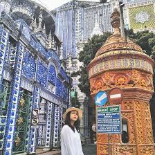 Masjid megah nan indah mirip kastil dihiasi kubah berwarna biru dan putih yang ternyata dibangun tanpa arahan arsitek. Masjid Tiban Malang Nusagates