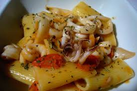 I calamari con pomodorini e olive sono un secondo piatto di pesce davvero gustoso, facile e veloce da fare, adatto a chi ama questo tipo di pesce. Rigatoni Con Calamari E Pomodorini Datterini