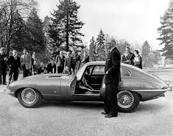 This is what enthusiasts call a series 1.5 model, a transitional. Jaguar Classic Feiert 2021 60 Jahre E Type Mit Exklusiver Geburtstags Edition Jaguar Homepage De