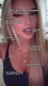 Junge Nimmt Mädchen in Den Arm