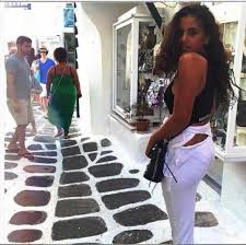 وتُخرج لسانها من فمها وهي تحتضن الشاب ودائماً ما تُلفت بنات عمرو دياب الأنظار بتصرفاتهما الجريئة، وأحدثها حين ظهرت كنزي وشقيقتها جنا في إحدى الصور وهما تجلسان. Ø¬Ù†Ø§ Ø¯ÙŠØ§Ø¨ ØªØªØ³Ø¨Ø¨ ÙÙŠ Ù‡Ø¬ÙˆÙ… Ø¹Ù„Ù‰ Ø¹Ù…Ø±Ùˆ Ø¯ÙŠØ§Ø¨ Ø¨Ø³Ø¨Ø¨ Ù…Ù„Ø§Ø¨Ø³Ù‡Ø§ Ø§Ù„Ø¬Ø±ÙŠØ¦Ø© Ù…Ø¬Ù„Ø© Ø³ÙŠØ¯ØªÙŠ